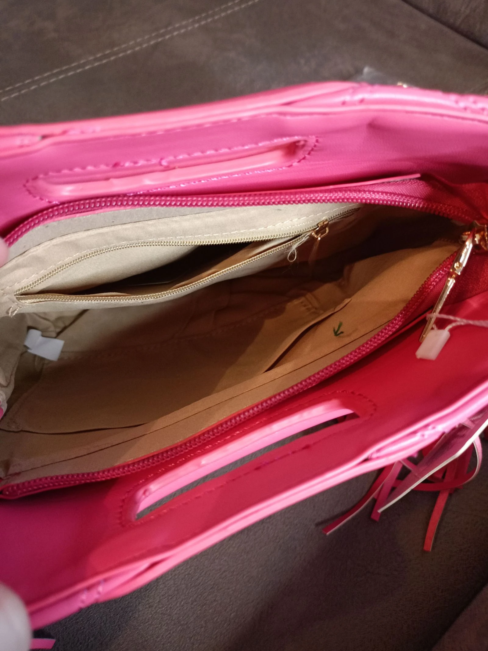 Bolso bandolera o de mano acolchado fucsia vibrante con flecos  – photo 3